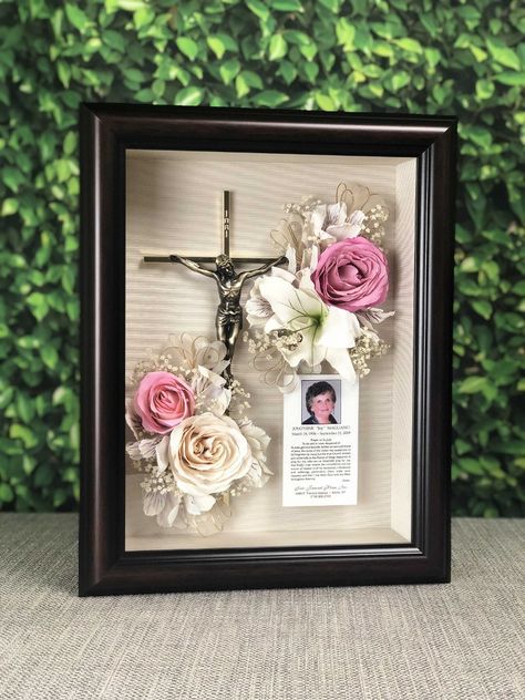 Cricut Funeral Projects, Funeral Keepsake Ideas, Gift Arrangements Ideas, Memorial Shadow Box Ideas, Shadow Box Memorial, Memorial Service Decorations, Cemetary Decorations, Gift Arrangement, Memory Items