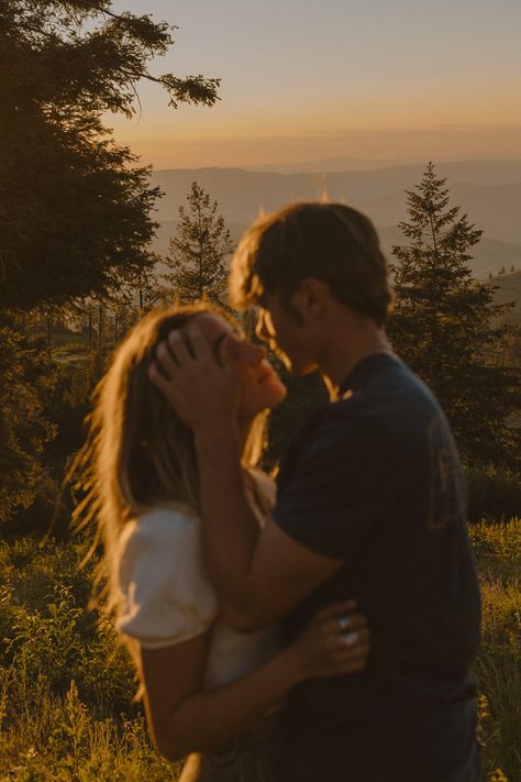 Golden Hour Aesthetic | Couple Photoshoot | Summer Couple Pictures | Idaho Couples | I’m forever obsessed with this dreamy couple’s session in Boise, Idaho. This session was filled with film-inspired couple, filmy couple, blurry engagement photos, blurry couple photos, timeless love, mountain engagement session, mountain engagement pictures and more! Book your session now https://kenzielynnphotography.com/about#about Balayage, In Love Couple Aesthetic, You With A View, Kissing Couples Photo, Cute Couple Asethics Pic, Couple Shoots Outdoor, Couple Photo Mountains, Couples Photoshoot No Face, Vintage Couples Photoshoot Romantic