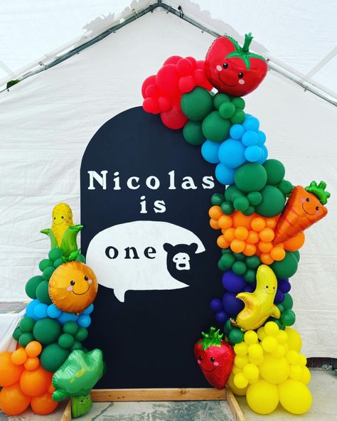 Hey bear sensory theme. Balloon garland by View-T balloons. Hey Bear Balloon Garland, Dancing Fruit Theme Party, Hey Bear Balloon Arch, Hey Bear Backdrop, Hey Bear Party Theme, Fruit Sensory Birthday Party, Dancing Fruit 1st Birthday, Hey Bear Cake Smash, Dancing Fruit Birthday Party Decorations