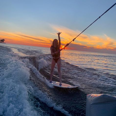 Hawaii Boat Aesthetic, Kyacking Aesthetic, Wake Boarding Aesthetic, Wakesurfing Girl, Wakesurfing Aesthetic, Wake Surfing Aesthetic, Boat Girl Aesthetic, Lake House Aesthetic Summer, Tubing Aesthetic