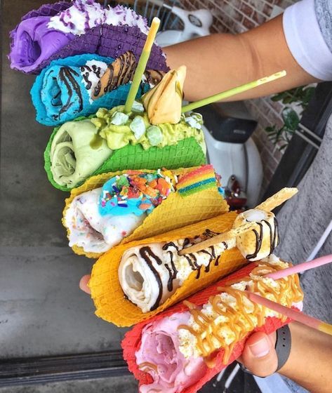 GIMMY MORE: Lets Tacobout' these taco DESSERTS ! Rainbow Tacos, Ice Cream Taco, Dessert Taco, Kue Macaroon, Pastel Cupcakes, Anak Haiwan, Rainbow Food, Läcker Mat, God Mat