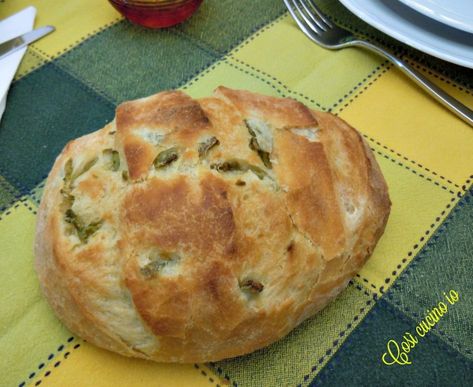 Pagnottina alle olive. Faccio spesso il pane con le olive…. Ogni volta cambio impasto, cambio farina, a volte lo faccio con il lievito madre, altre volte con lievito di birra fresco o liofilizzato. Oggi ho fatto l’impasto con tre farine diverse, olio extravergine di oliva e olive verdi. Profumo intenso, crosta sottile e croccante, interno … Finger Foods, Ciabatta, Fresco, Pane Alle Olive, Non Ho Mai, Pane Casereccio, Herb Cheese, Savory Pie, Finger Food