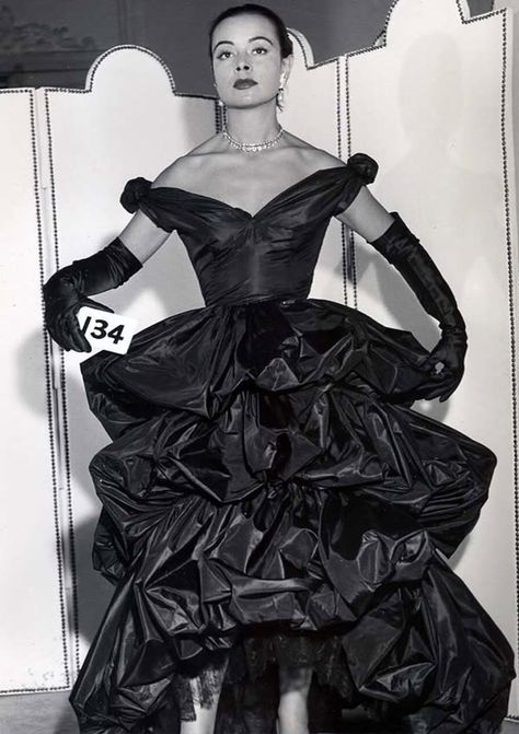 Cristóbal Balenciaga es el único maestro de la moda y por fin tiene la serie que se merecía Haute Couture, Couture, Dior Gowns, Christian Dior Gowns, Balenciaga Vintage, Balenciaga Dress, Cristobal Balenciaga, Sack Dress, Museum Fashion