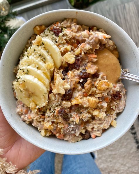 Carrot Cake Overnight Oats - onebalancedlife.com Overnight Oats Aesthetic Recipe, Aesthetic Overnight Oats, Aesthetic Carrot Cake, Oat Meal Aesthetic, Oats Breakfast Aesthetic, Oats Aesthetics, Overnight Oats Aesthetic, Carrot Cake Aesthetic, Meal Prepped Breakfast