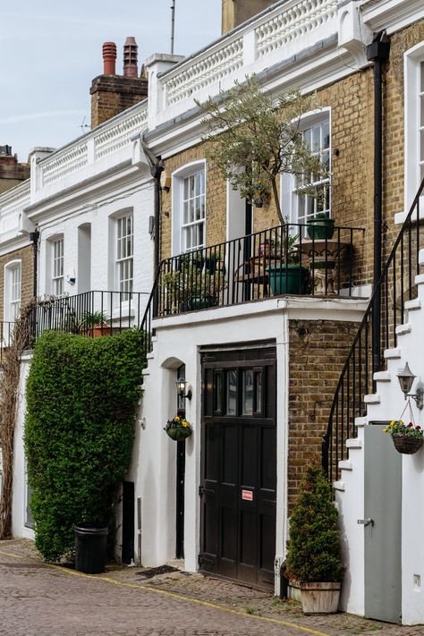 10 of the Most Beautiful Mews Streets in London English House Interior London, English Townhouse Exterior, London Homes Interior, Uk Apartment, English Townhouse, London Homes, British House, Casa Retro, Townhouse Exterior