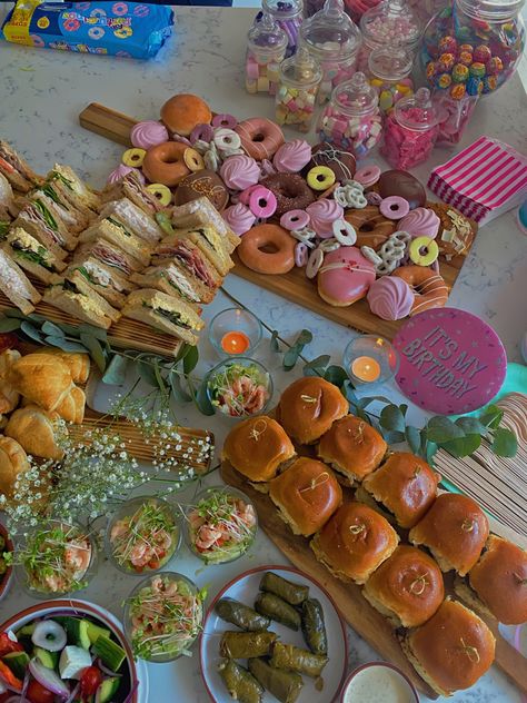 Birthday Snack Platter Ideas, Morning Bday Party Food, Buffet Table Birthday Party, Essen, Birthday Party Food Setup Display, Kids Food Ideas Party, Kids Party Food Platters, Children’s Party Food Ideas, Snack Grazing Table