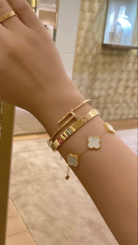 gold on gold van cleef arpels bracelet paired with cartier bracelet arab gold style Gelang Manik-manik, Expensive Jewelry Luxury, Wrist Jewelry, Luxe Jewelry, Elegante Casual, Jewelry Accessories Ideas, Girly Accessories, Jewelry Lookbook, Jewelry Essentials