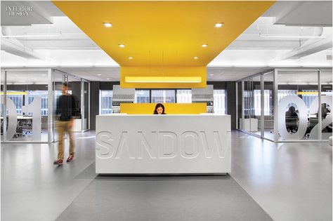 yellow Office Reception Design, Kule Ting, Yellow Office, Interior Kantor, Reception Desk Design, Lobby Reception, Office Lobby, Reception Desks, Contemporary Exterior