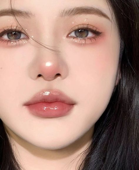 Douyin Makeup Hooded Eyes, Pink Blush Makeup Looks, Soft Grunge Makeup Look, Japanese Makeup Looks, Makeup Ala Korea, Kpop Idol Makeup, Makeup Asia, Bentuk Alis, Mekap Mata