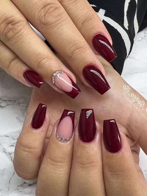 30 Red Wine Nail Ideas To Celebrate Autumn Maroon Acrylic Nails, Maroon Nail Art, Maroon Nail Designs, Burgundy Acrylic Nails, Burgundy Nail Designs, Wine Nails, Fashionable Nails, Gold Acrylic Nails, Inspiration Nails