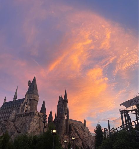 Universal Studios Florida Aesthetic, Aesthetic Universal Studios Pictures, Hogwarts Summer Aesthetic, Harry Potter Spring Aesthetic, Universal Studio Aesthetic, Harry Potter Orlando Universal Studios, Gradventure Universal, Harry Potter Park Outfit, Universal Orlando Aesthetic