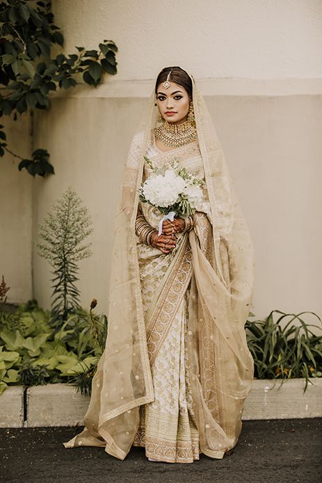 White Saree Wedding, Orang India, Nikah Outfit, Sabyasachi Sarees, Golden Saree, Pengantin India, Sabyasachi Bride, Muslim Brides, Bengali Bride