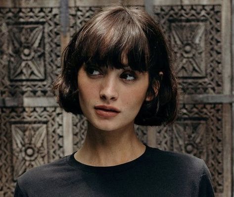 French Bob Straight Hair Bangs, Vintage Style Short Hair, Short Bob And Fringe, Short Hair For Strong Jaw Line, Russian Hairstyles Women, Bangs With Chin Length Hair, Short Hair 60s Style, French Hair With Bangs, Sharp Bob Hairstyles