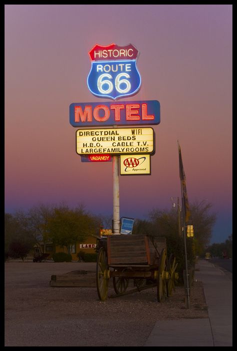 𝔱𝔯𝔞𝔤𝔦𝔠𝔱𝔢𝔢𝔫 Desert Grunge, Arsitektur Art Deco, Kad Nama, Americana Aesthetic, Desert Aesthetic, Route 66 Road Trip, Historic Route 66, Fotografi Vintage, Plakat Design