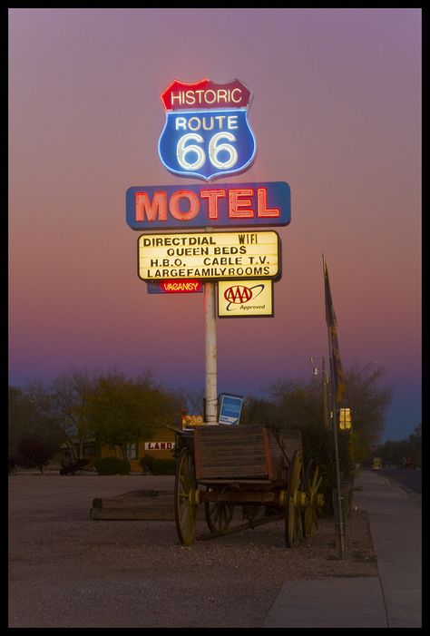 𝔱𝔯𝔞𝔤𝔦𝔠𝔱𝔢𝔢𝔫 Route 66 Aesthetic, Arsitektur Art Deco, Motel Sign, Kad Nama, Americana Aesthetic, Desert Aesthetic, Route 66 Road Trip, Historic Route 66, Fotografi Vintage