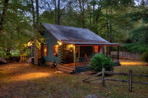 Blue Ridge and Ellijay cabins - North Georgia Vacation Rental--- 'creekside reflections'... only $110/night, pet friendly, about 10 miles from downtown blue ridge Log Cabin Homes, Tiny Cabins, Rustic Tiny House, Log Cabin Living, Little Cabin In The Woods, To Love, Casa Country, Cabin Living, Little Cabin