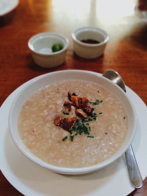 [I made] Lugaw Filipino congee topped with fried garlic Paris and calamansi juice. #food #meal #foods #healthyfood #keto Filipino Recipes, Lugaw Food, Lugaw Filipino Food, Filipino Congee, Calamansi Juice, Fried Garlic, Garlic Fries, Filipino Food, Hummus