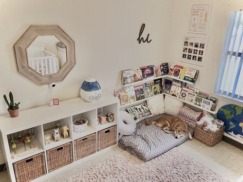 Reading Corner Montessori, Playroom And Study Room Ideas, Montessori Toddler Rooms Girl, Montessori Corner Living Room, Toddler Library Corner, Baby Girl Toddler Room, Toddlers Room Girl Ideas, Montessori Bedroom Decor, Toddler Reading Corner Bedroom