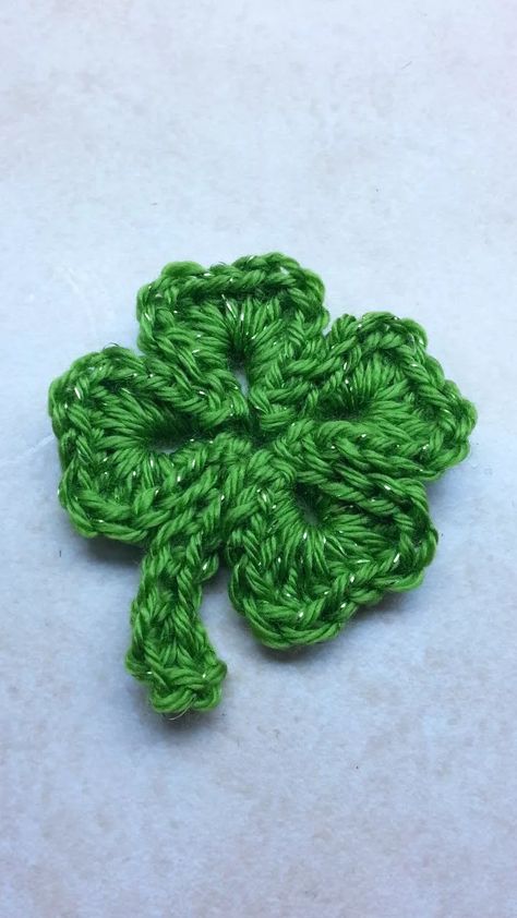 #Crochet #Shamrock St. Patricks Day Four 4 Leaf Clover #TUTORIAL DIY Shamrock Diy Shamrock, Crochet Shamrock, Confection Au Crochet, Fleurs Diy, Easy Knitting Projects, Crochet Simple, 4 Leaf Clover, Crochet Leaves, Holiday Crochet