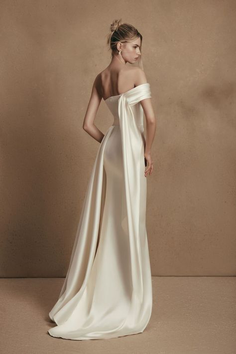 simple and unique satin wedding dress with column silhouette and one off the shoulder strap. Dreamy modern bridal gown | WONÁ Concept Wedding Dresses 2023 - Personality Bridal Collection - Selfina - Belle The Magazine | See more gorgeous bridal gowns and find your dream wedding dress by clicking on the photo Wona Concept, Wedding Dresses 2023, Asymmetrical Wedding Dress, Mermaid Style Wedding Dress, Glamorous Bride, Gowns Dresses Elegant, Back Wedding Dress, Wedding Gowns Mermaid, Dream Wedding Ideas Dresses
