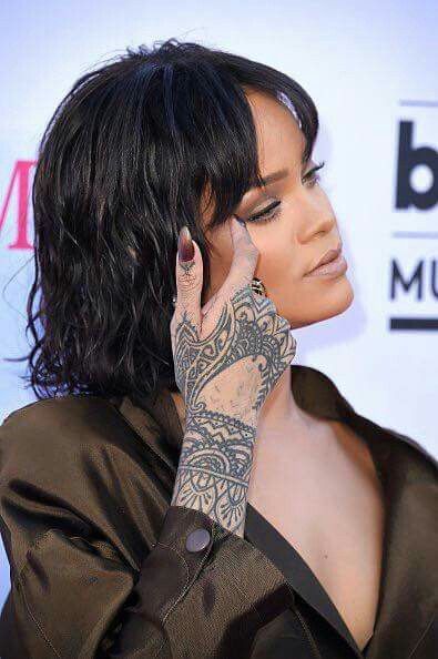 Rihanna Las Vegas, Rhianna Hand Tattoo, Rhianna Tattoos, Rihanna Hand Tattoo, Rihanna Tattoo, Rihanna Video, Rihanna Daily, Best Of Rihanna, Hair Details