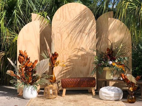 Floral Boho Backdrop, Wedding Boho Backdrop Ideas, Engagement Floral Backdrop, Boho Mexican Backdrop, 2023 Backdrop Ideas, Wooden Backdrop With Flowers, Boho Photobooth Ideas, Boho Wedding Background, Boho Wood Backdrop