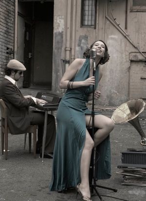 Wedding Singer Aesthetic, Classical Singer Aesthetic, Lounge Singer Aesthetic, Jazz Singer Outfit, 1920s Jazz Singer, Jazz Singer Aesthetic, Vintage Jazz Aesthetic, Jazz Photoshoot, Singer Pose