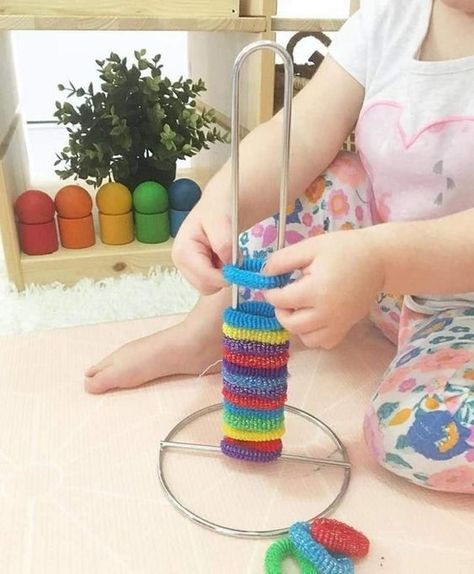 Young Toddler Activities, Maluchy Montessori, Aktiviti Kanak-kanak, Baby Sensory Play, Montessori Toddler Activities, Baby Play Activities, Baby Learning Activities, Preschool Fine Motor, Fine Motor Skills Activities