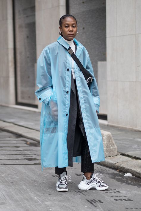 STYLECASTER | Dad Sneakers Street Style | Dad Sneakers Outfit | How to Wear Dad Sneakers Giovanna Battaglia, Anna Dello Russo, Rainy Day Outfit Aesthetic, Trainers Outfit, Womens Outerwear, Raincoat Outfit, Sneakers Fashion Outfits, Sneakers Street Style, Dad Sneakers