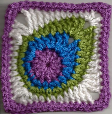 [Free Pattern] This Sweet Peacock Feather Square Will Make A Beautiful Blanket Crochet Afghans, Free Crochet Square, Motifs Granny Square, Peacock Crochet, Crochet Squares Afghan, Crochet Square Blanket, Confection Au Crochet, Crochet Motifs, Crochet Square Patterns