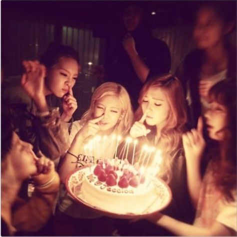 Girls’ Generation and f(x)’s Krystal celebrate Jessica’s birthday by blowing with noses for candles. Lol Snsd Jessica, Taeyeon Jessica, Kim Hyoyeon, Jessica Jung, Happy B Day, First Girl, Korean Pop, Girls Generation, Korean Girl