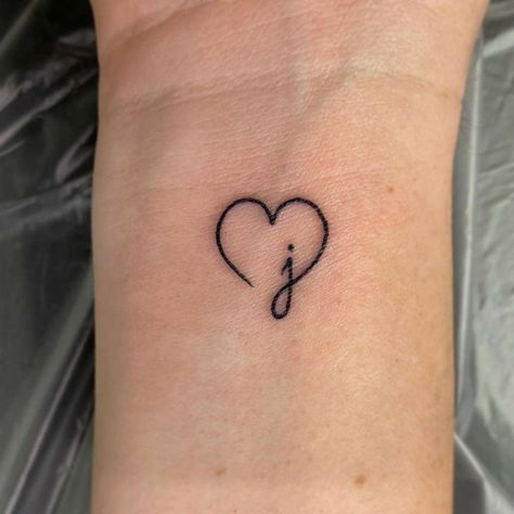 Tattoo Placements, Tattoo Of Love, Tato Jari, Pola Tato, J Tattoo, Tato Henna, Heart Ideas, Beauty Zone, Herz Tattoo