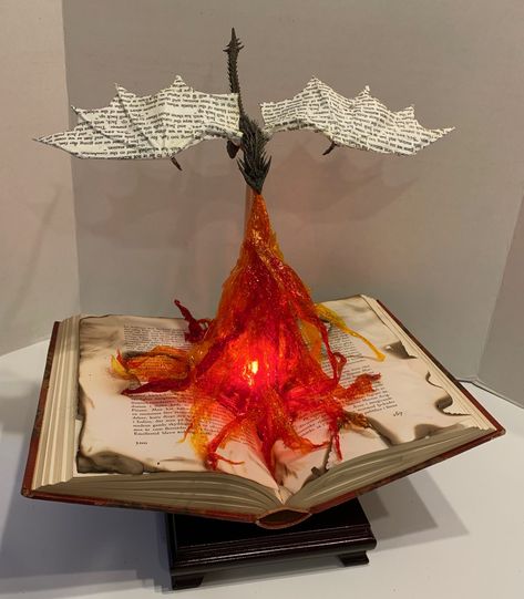 Art Using Books, Creative Diorama Ideas, Book Sculpture Diy How To Make, Book Sculpture Art, 3d Book Craft, Book Diorama Ideas, Creative 3d Art Projects, Book Paper Crafts Diy, Fantasy Art Projects