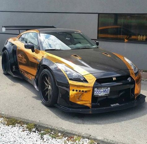 This GT-R features lots of carbon fiber with aero tweaks. Under the hood is the 3.8L twin-turbo V6 that delivers 720 hp. In other words, this is a great choice for a high-speed run. A huge grill opening allows ample cooling for the engine. Kereta Sport, Nissan Gtr Nismo, Gtr Nissan, Nissan Gtr R34, R35 Gtr, Nissan Gtr R35, Gtr R35, Nissan Gtr Skyline, Street Racing Cars