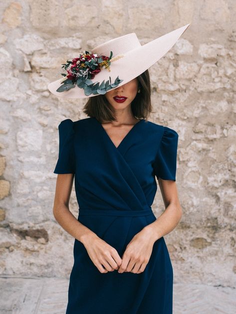 Wide brim occasion hat decorated with a variety of natural preserved flowers and leaves. This beautiful handmade fascinator hat is perfect for special occasions like weddings, christenings, horse races and other special events! It measures 60 cm in diameter, 5 cm cup. All of our designs are 100% handmade in our studio-workshop in Southern Spain. If you would like to see more of our designs visit our WEBSITE at www.calabylilian.com and follow us on INSTAGRAM @calabylilian. As it is made by hand, Wedding Hats, Fascinator Hats Outfit, Cream Fascinator, Wedding Hats For Guests, Occasion Hats, Bridal Hat, Fascinator Hats, Outfits With Hats, Guest Outfit