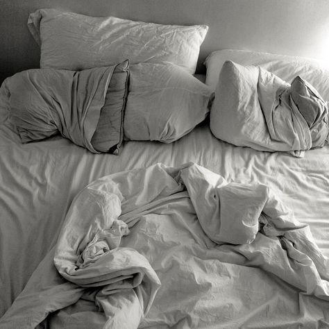 un-made bed Bed Tumblr, Morning Bed, Unmade Bed, Messy Bed, Bed Images, Simple Bed, Floral Bedding, Gray Aesthetic, Trendy Bedroom