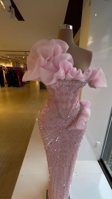 Ring Ceremony High School Outfits, Nigerian Corset Dress Styles, Purple Corset Quinceanera Dresses, Mermaid Tail Dress Prom, Cute Spring Birthday Outfits, Pink Met Gala Dresses, Prom Dresses Y2k, Heart Prom Dress, Hood Prom