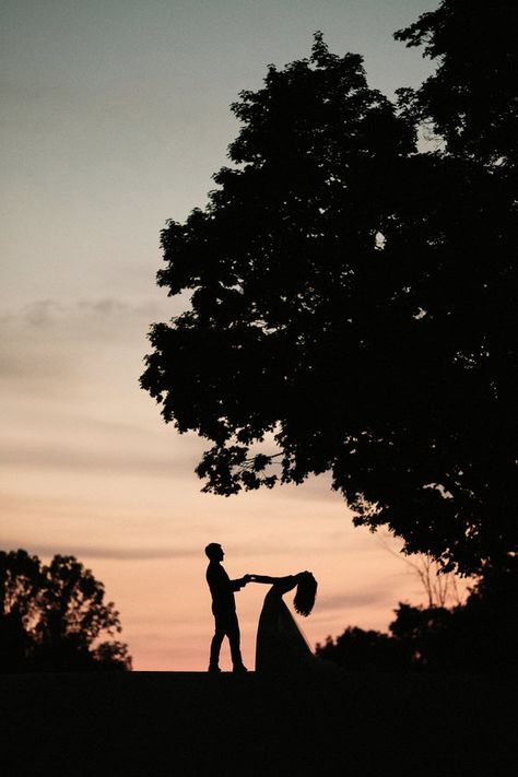 This is a lighthearted fun idea for engagements! Pre Wedding Photoshoot, Sunset Wedding Photos, Lev Livet, Pre Wedding Poses, Fairytale Weddings, Photos Originales, Sunset Wedding, Prewedding Photography, Photo Couple