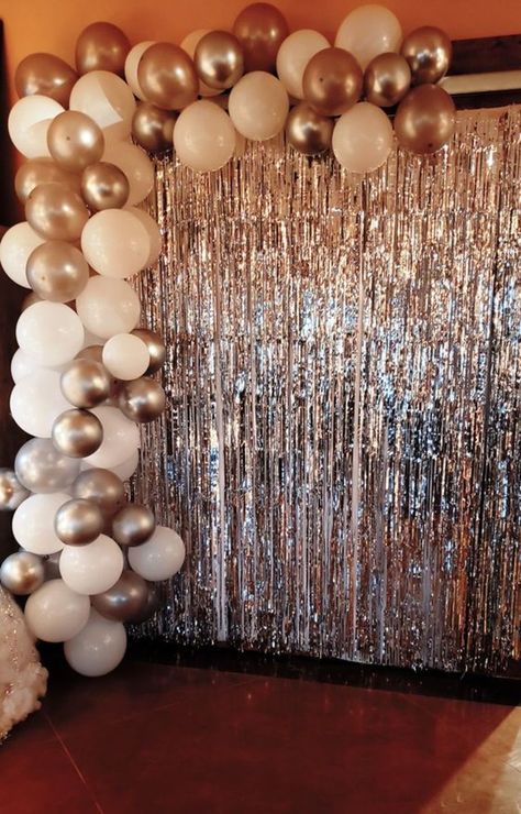 Western New Years Eve Party, Christmas Eve Decorations Party, Balloon Decorations New Years, Diy Backdrop With Balloons, New Years Eve Party Backdrop, New Years Eve Party Decorations Ideas, Ny Eve Party Ideas, Christmas Eve Party Decorations, New Year Eve Party Ideas Decorations