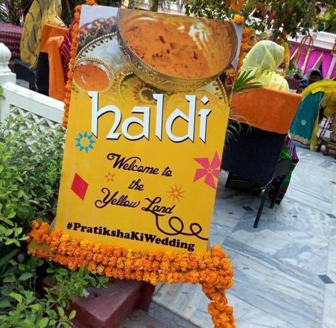 Mahendi Haldi Decoration, Haldi Ceremony Props, Welcome To Haldi Board, Haldi Banner Design, Haldi Props Ideas, Haldi Banner, Haldi Welcome Board, Haldi Setup, Haldi Decorations