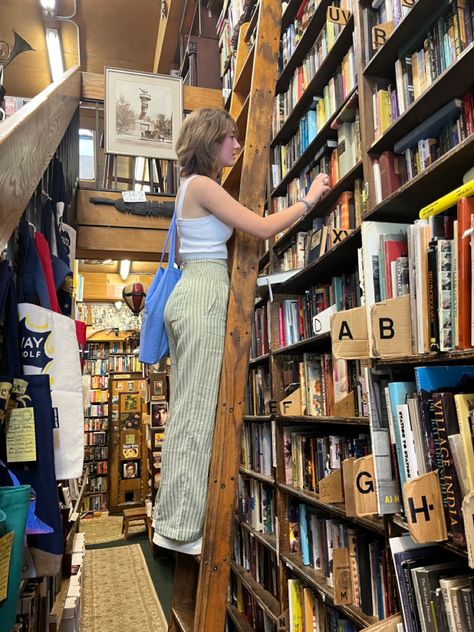 Book Shopping Aesthetic Outfit, Bookstore Employee Aesthetic, Library Job Outfit, Bookstore Outfit Ideas, Library Worker Aesthetic, Bookstore Worker Aesthetic, Used Bookstore Aesthetic, Reader Aesthetic Outfits, Bookstore Fits