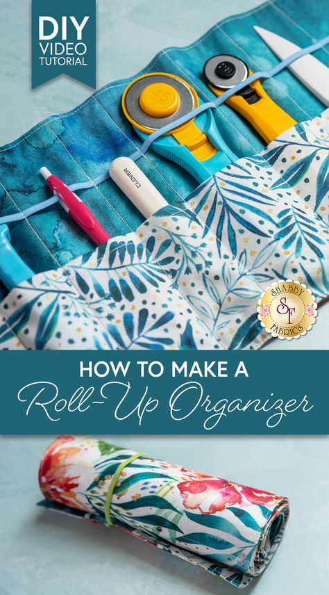 Follow along with Jen in this DIY tutorial as she shows you how to make a Roll-up Organizer using beautiful fabrics, and colorful coordinating elastic! This project is fun and easy to create, with lots of opportunities for custom and creative modifications to fit your needs! Use this to take utensils to a picnic, organize sewing notions, art supplies and more! Tela, Roll Up Sewing Kit Pattern, Notions Bag Sewing Pattern, Roll Up Organizer, Sewing Tools Organizer Diy, Diy Sewing Kit Organizer, Sewing Roll Up Bag, Art Supplies Bag Diy, Sewing Projects For Office