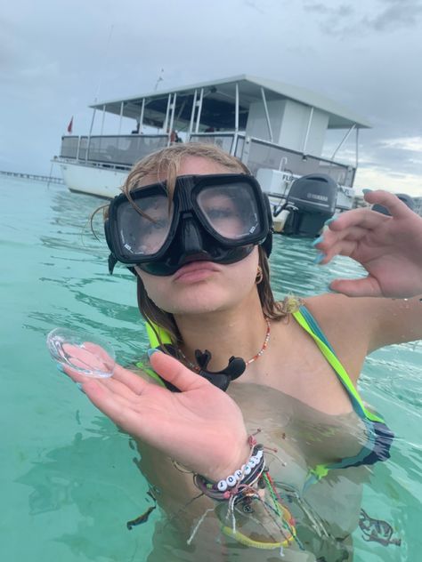 snorkeling pictures Snorkeling Pictures, Teen Vacation, Amor Minions, Gas Mask Girl, Friendship Photoshoot, Tropical Girl, Ocean Girl, Best Snorkeling, Photo Recreation