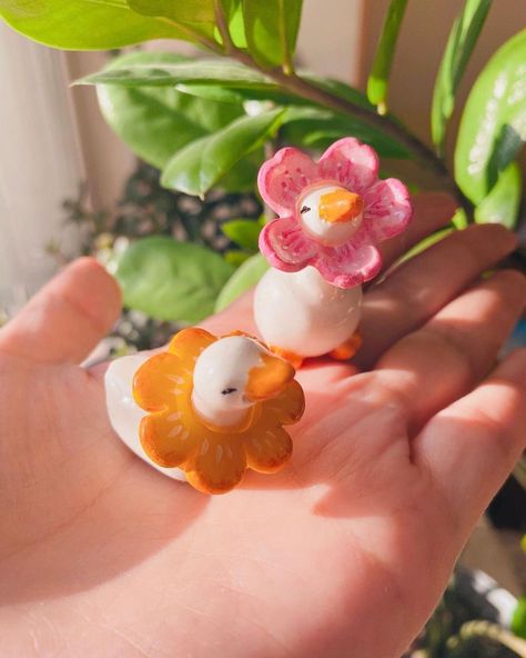 ☁️Kawaii Hearts Club☁️ on Instagram: “These precious tiny flower ducks by @terrabuddies are so pretty! 🌸🦆🥰 🌸Follow @kawaiihearts.club for your daily dose of kawaii!” Affordable Aesthetic, Sculpture Art Clay, Tanah Liat, Clay Diy Projects, Keramik Design, Clay Crafts Air Dry, Pottery Crafts, Cute Polymer Clay, Ceramics Pottery Art