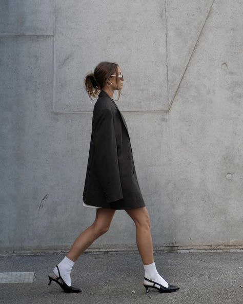 ROSALIE ALEXANDRA (@rosalieburns) • Instagram photos and videos Oversized Blazer Outfit Night, Capsule Wardrobe Minimal, Pose Tips, Oversized Blazer Outfit, Bun Outfit, Outfit Minimal, Oversized Street Style, Ideas Pose, Street Style Casual