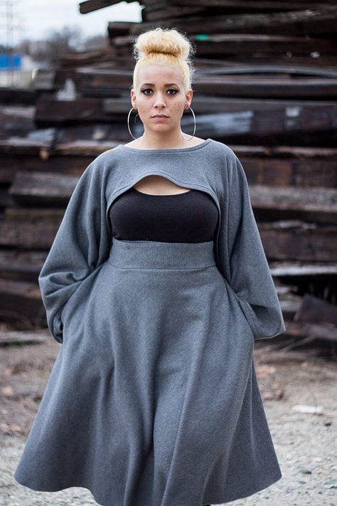 Plus size designer- A Conversation Piece by S. Benson Chubby Girl Fashion, Xl Mode, Big Size Outfit, Oversize Sweatshirt, Curvy Fashionista, Gray Sweatshirt, Big Girl Fashion, Strapless Tops, Looks Plus Size