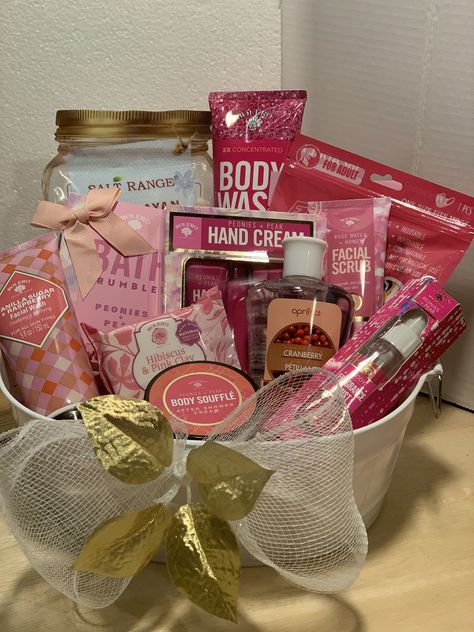 Secret Santa Gift Ideas Baskets, Secret Santa Basket Ideas, Secret Santa Gift Ideas For Women, Secret Santa Basket, Secret Santa Gift Basket Ideas, Christmas Secret Santa Ideas, Secret Santa Gift Ideas For Friends, Cute Secret Santa Gifts, Good Secret Santa Gifts