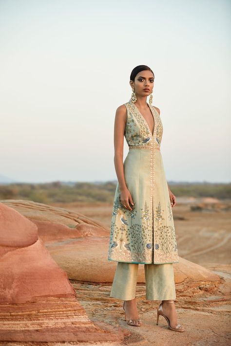 Anita Dongre Limited Collection 2019 - Mandala Weddings Blog Nikkah Dress, Indian Fashion Trends, Anita Dongre, Indian Designer Suits, Traditional Indian Dress, Salwar Kamiz, Traditional Indian Outfits, Kleidung Diy, Indian Gowns