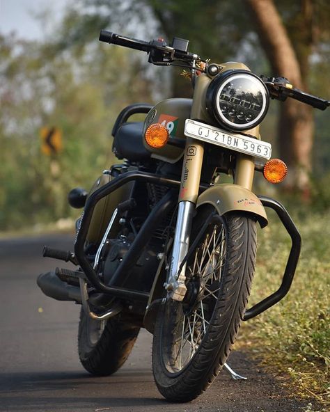 loveroyalenfield™ on Instagram: “@i._.am._.kp #royalenfield #enfield #bullet #bulletlovers #bulleteers #dugdug #enfieldlove #classic350 #motorcycle #bulletride #photoofthed��…” Royal Enfield Hd Wallpapers, Royal Enfield Classic 350cc, Classic 350 Royal Enfield, Royal Enfield Wallpapers, Royal Enfield India, Bike Wallpaper, Bullet Bike, Royal Enfield Accessories, Royal Enfield Modified