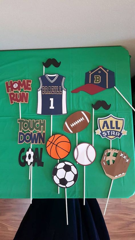 craft projects Baby Birthday Party Games, Sports Day Decoration, Sports Vbs, Sports Theme Classroom, Modern Baby Shower Games, Sports Baby Shower, Anniversaire Diy, Funny Baby Shower Games, Literacy Night